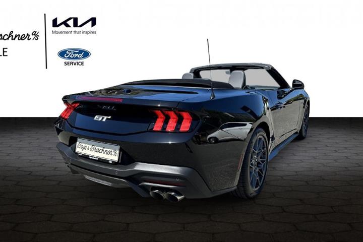 Sort Ford Mustang fra 2025