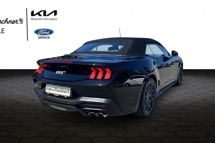 Sort Ford Mustang fra 2025