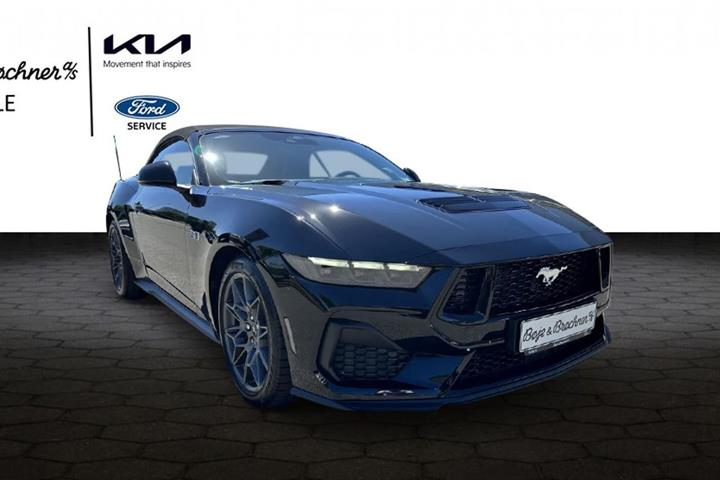 Sort Ford Mustang fra 2025