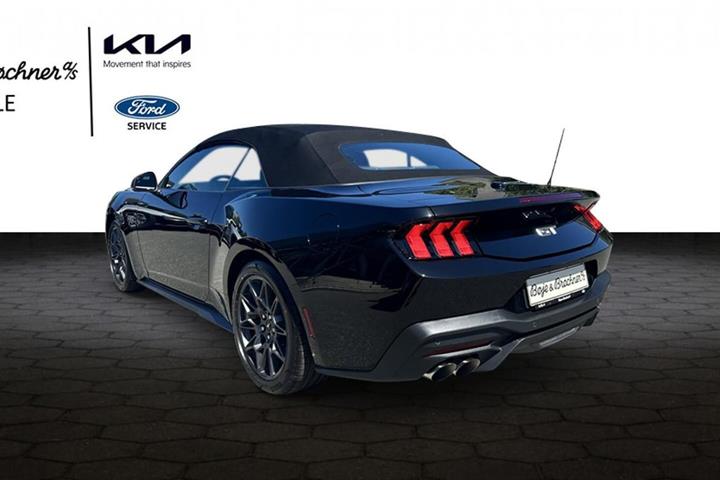 Sort Ford Mustang fra 2025