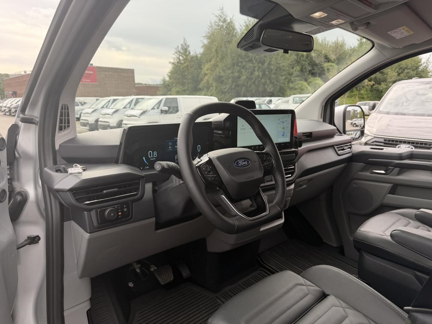 Grå Ford Tourneo Custom 320 L2 fra 2026