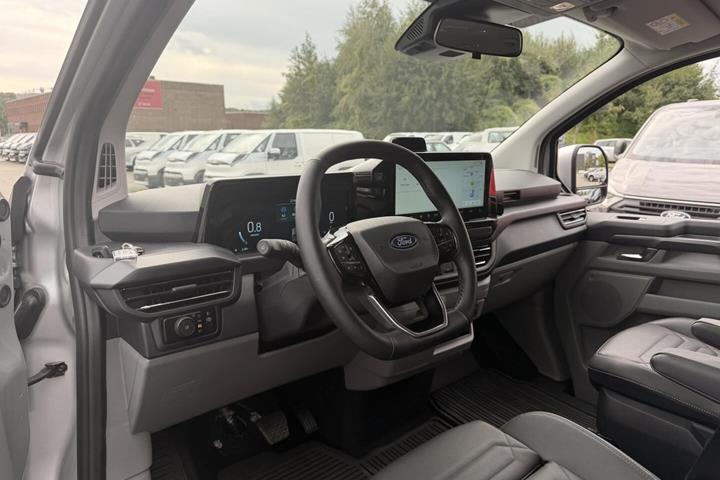 Grå Ford Tourneo Custom 320 L2 fra 2026