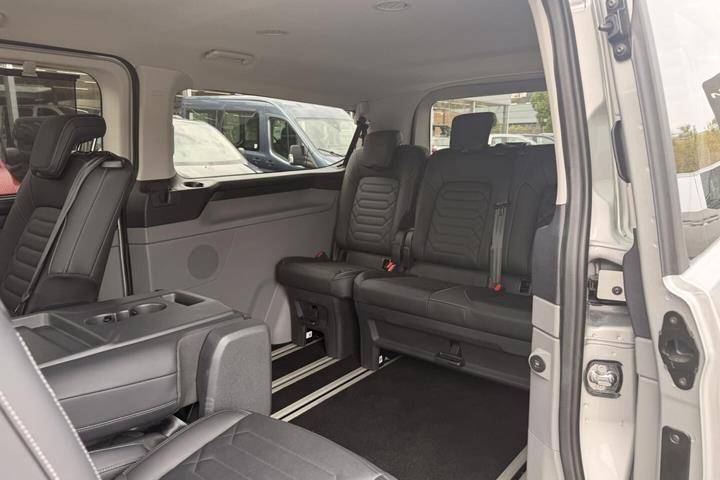 Grå Ford Tourneo Custom 320 L2 fra 2026