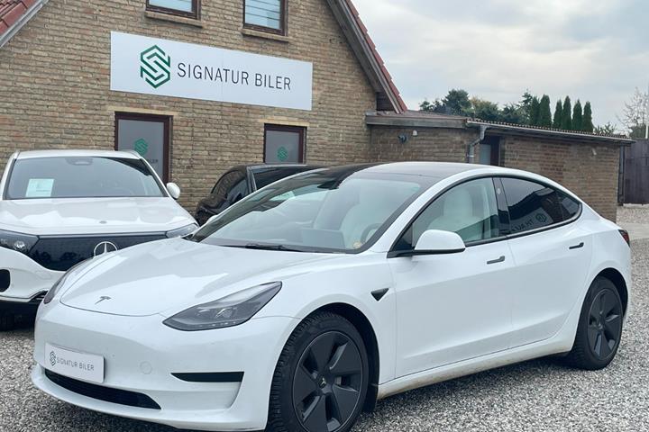 Hvid Tesla Model 3 fra 2021
