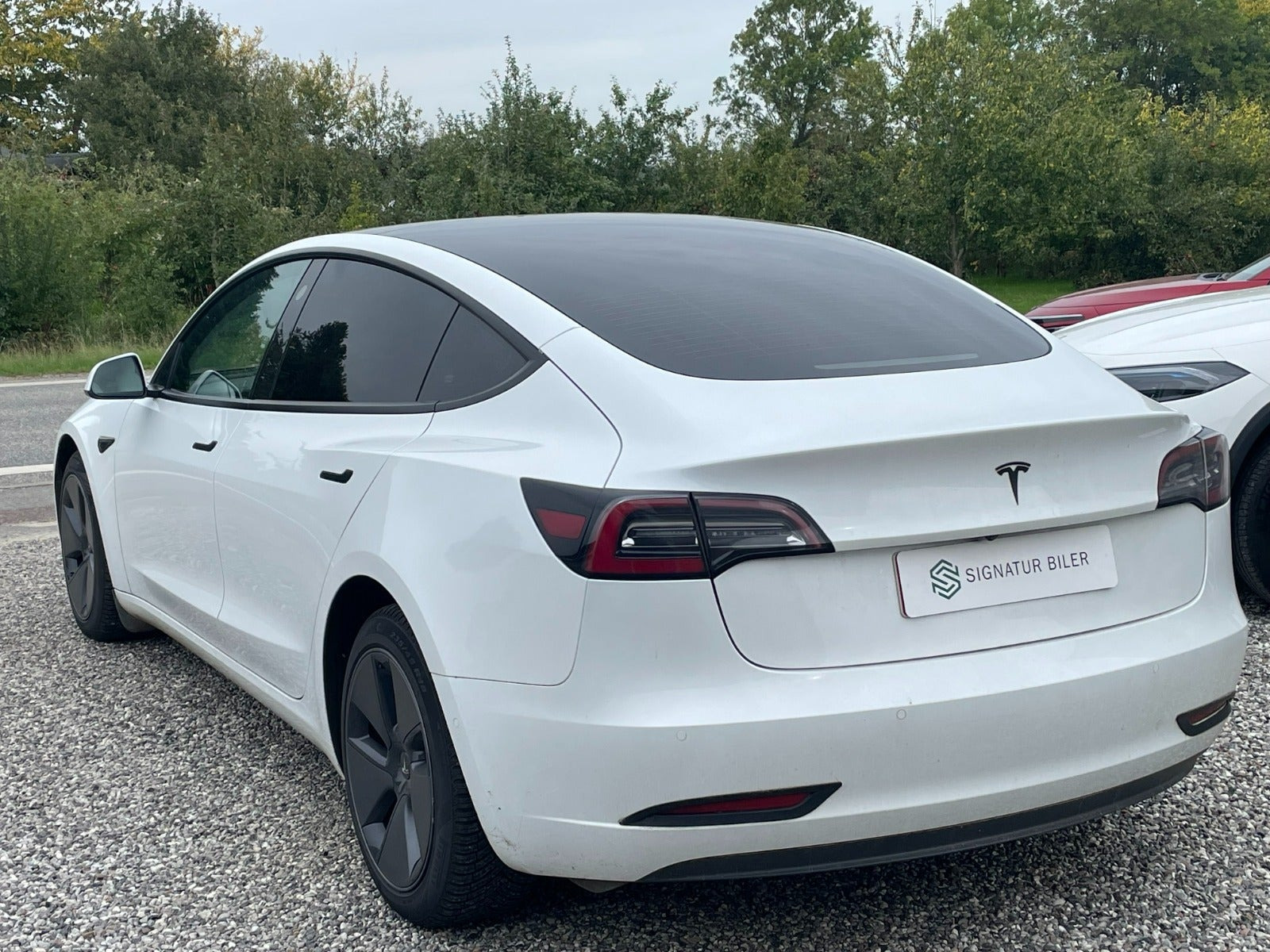 Hvid Tesla Model 3 fra 2021