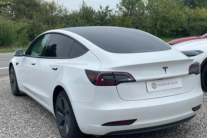 Hvid Tesla Model 3 fra 2021