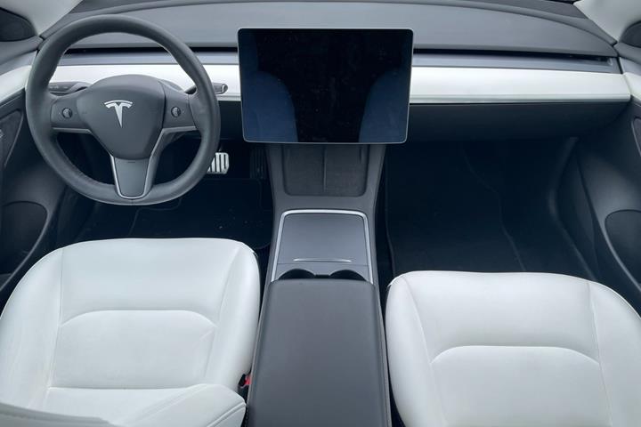 Hvid Tesla Model 3 fra 2021