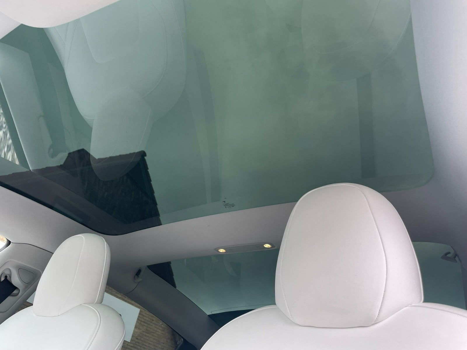 Hvid Tesla Model 3 fra 2021