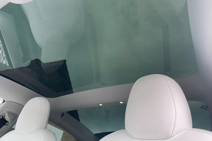 Hvid Tesla Model 3 fra 2021