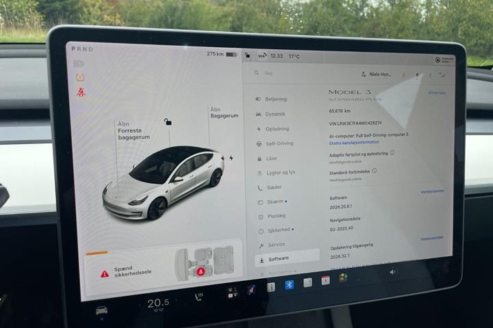 Hvid Tesla Model 3 fra 2021