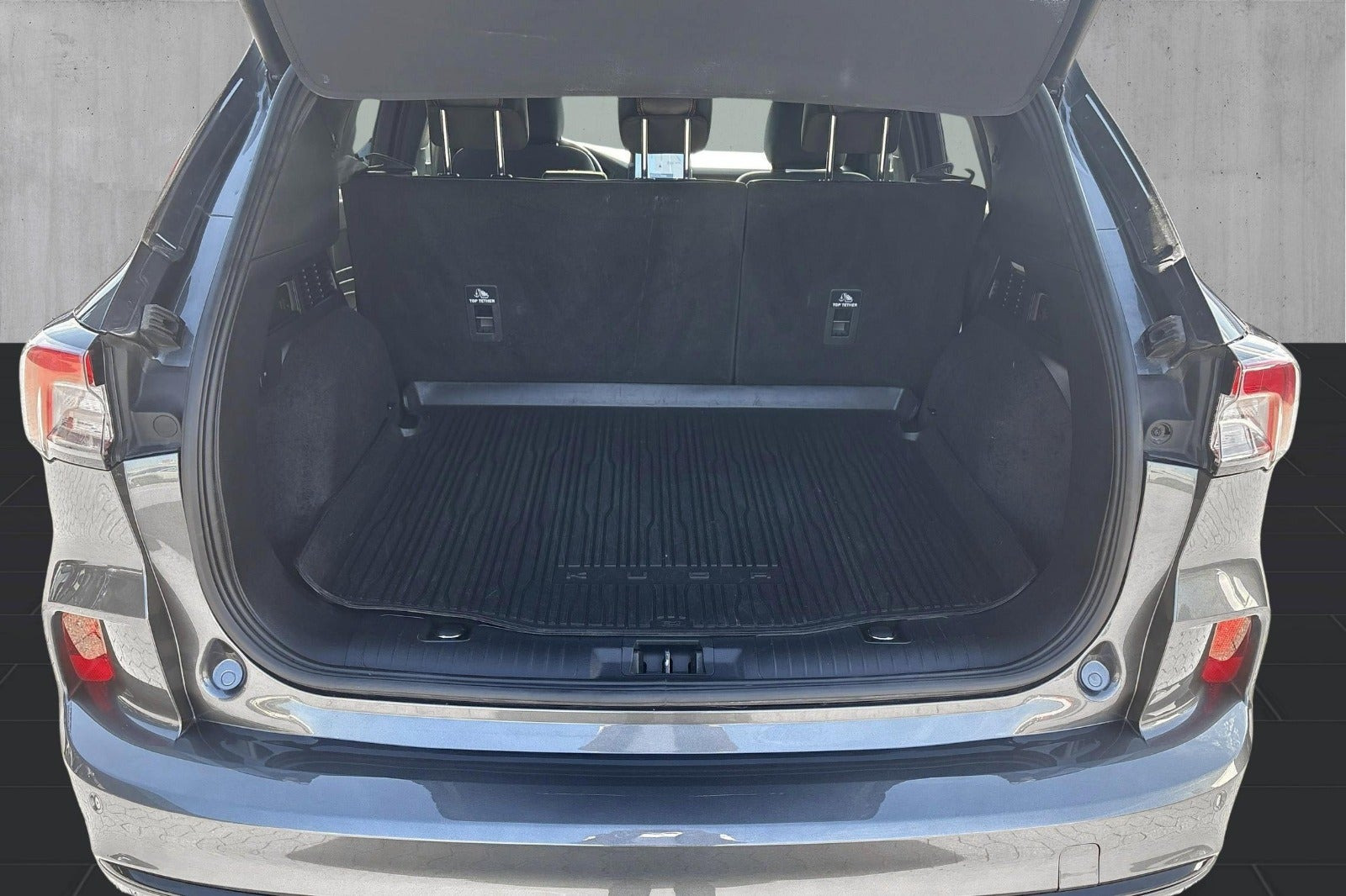 Grå Ford Kuga fra 2022