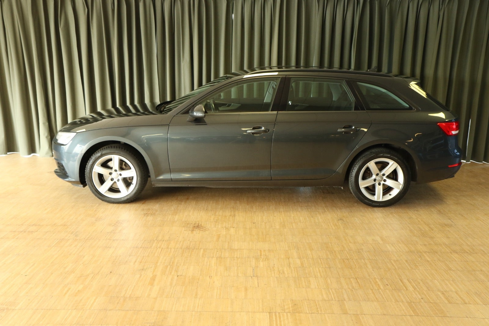 Grøn Audi A4 fra 2017