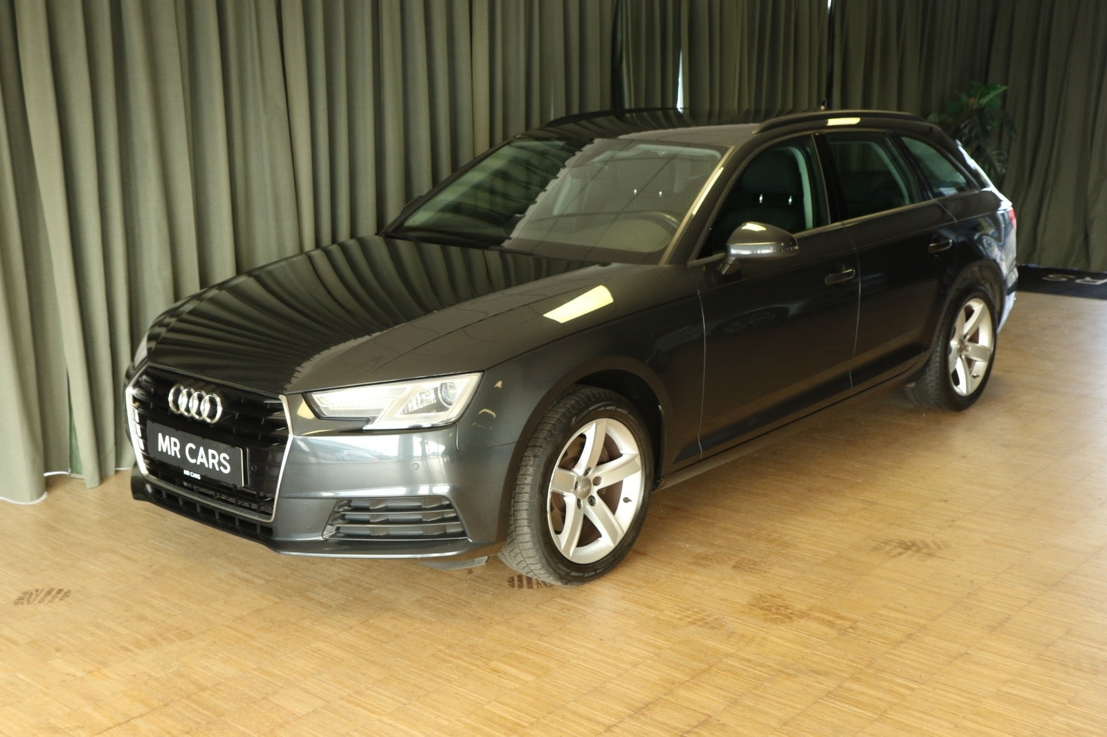Grøn Audi A4 fra 2017