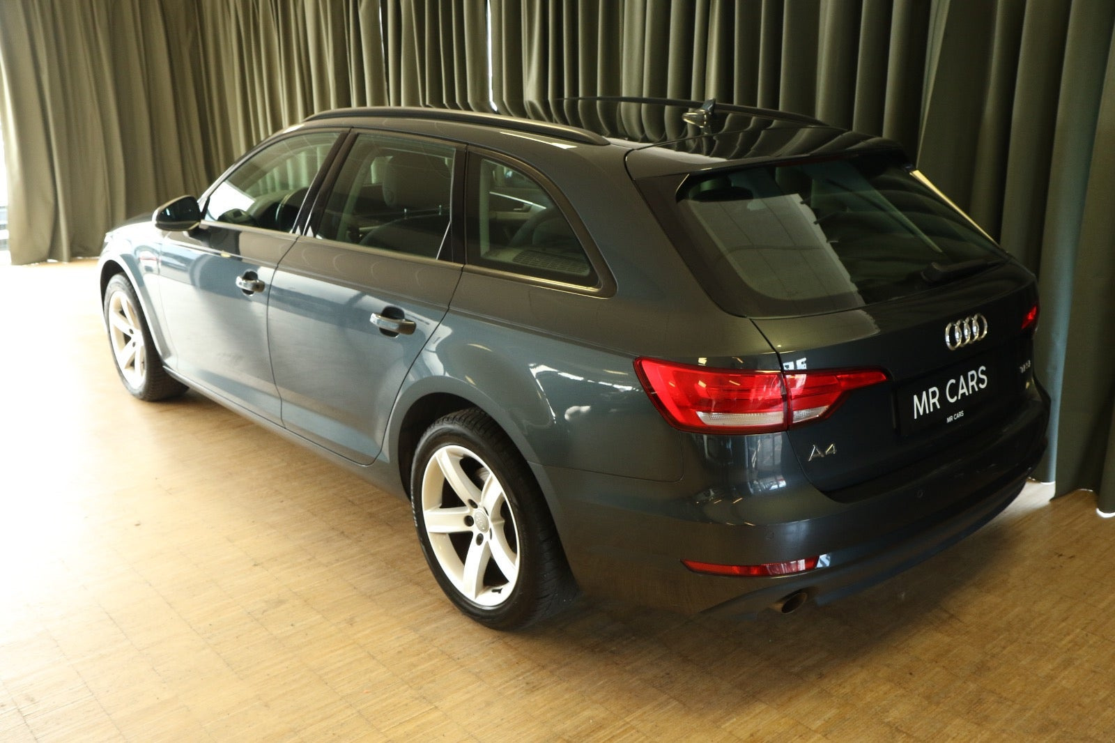 Grøn Audi A4 fra 2017