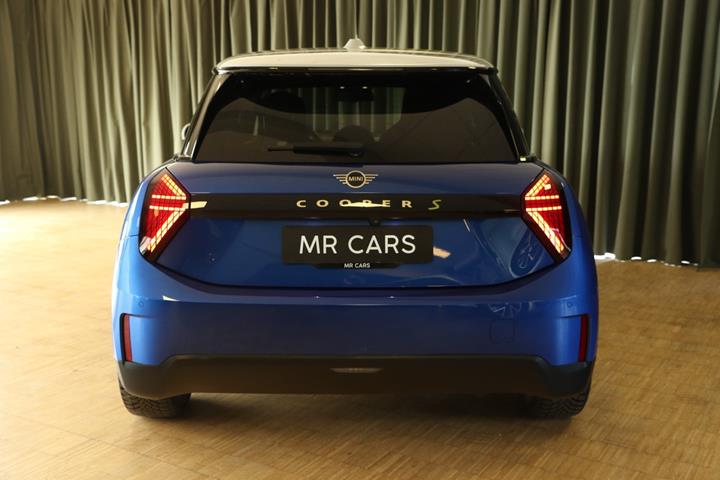 Blå Mini Cooper SE fra 2025