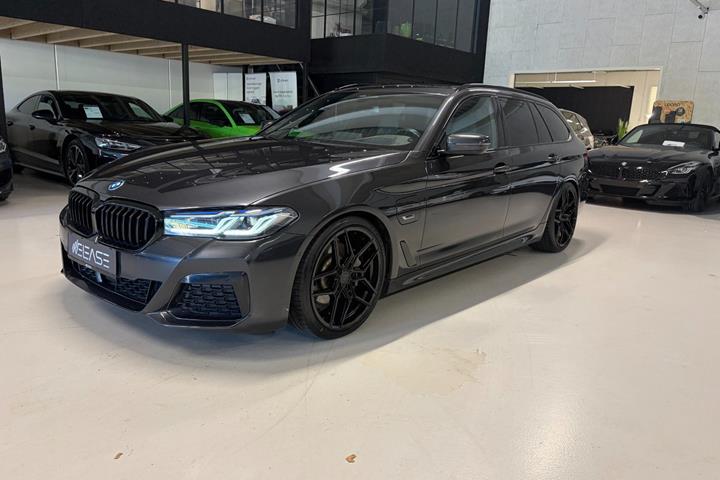 Grå BMW 530e fra 2021