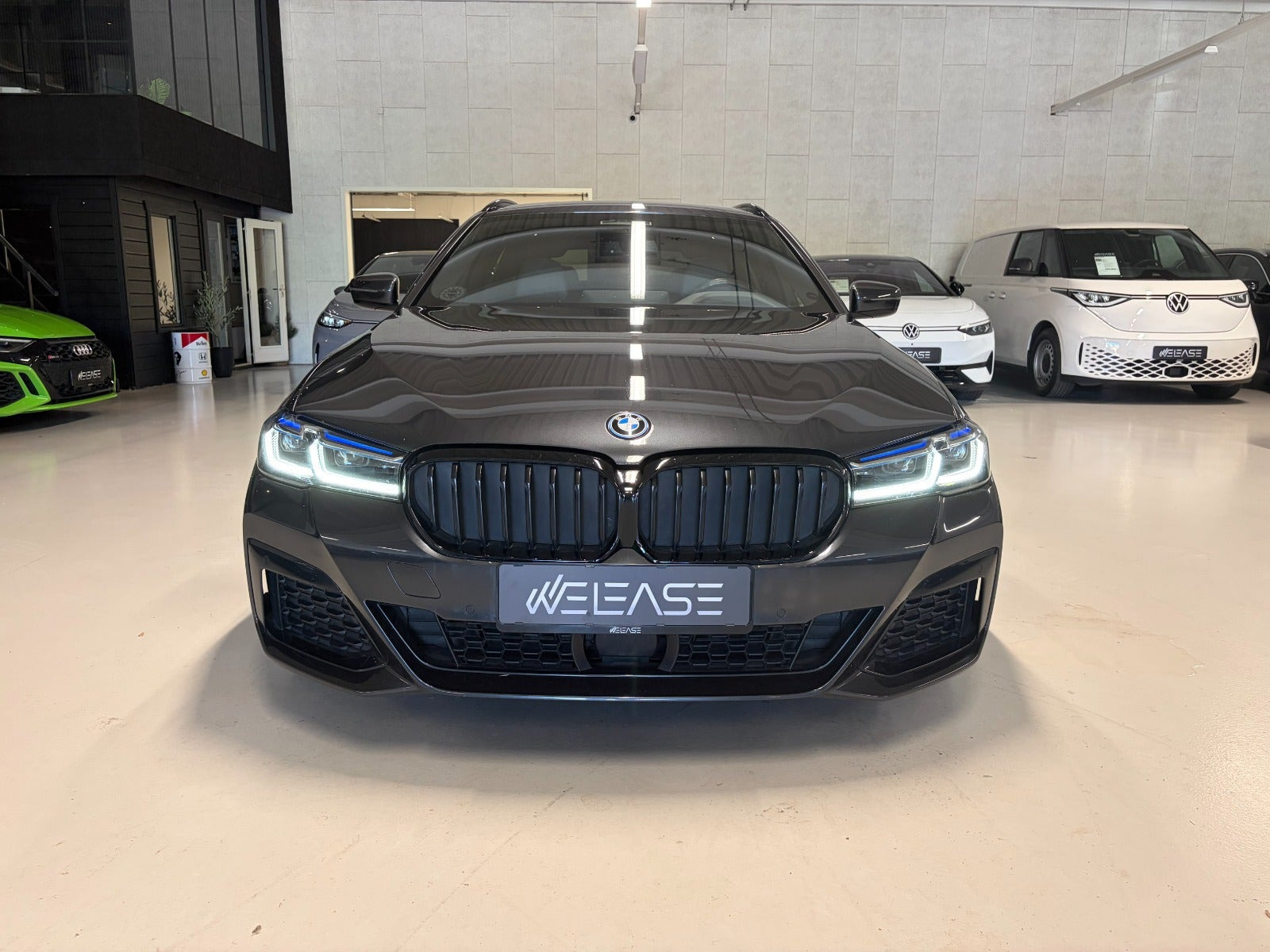 Grå BMW 530e fra 2021