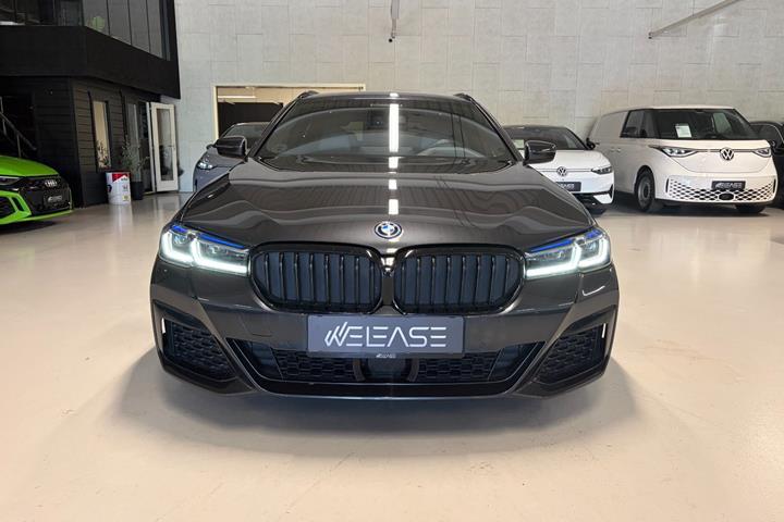 Grå BMW 530e fra 2021