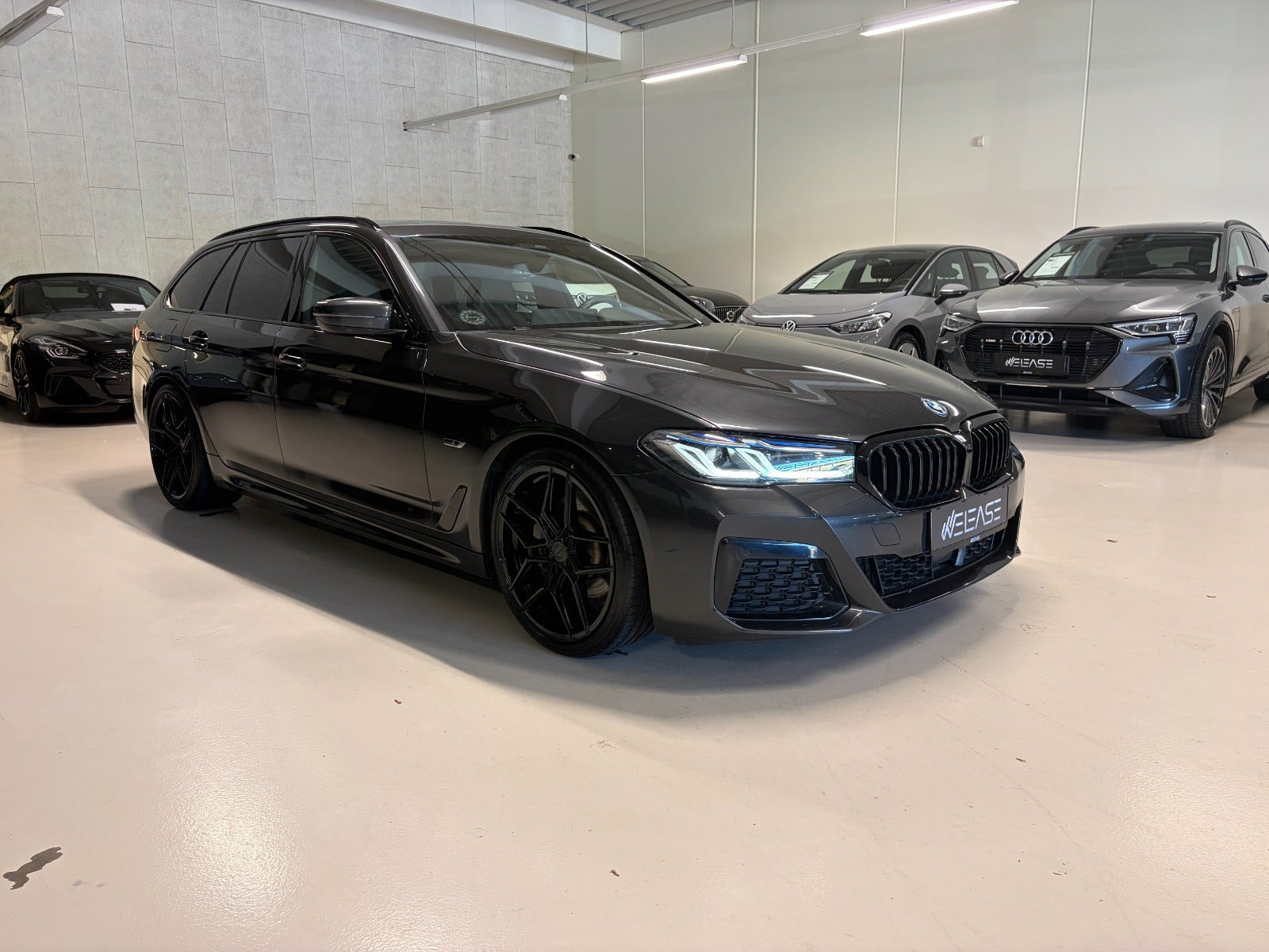 Grå BMW 530e fra 2021