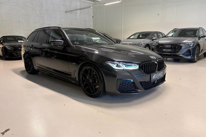 Grå BMW 530e fra 2021
