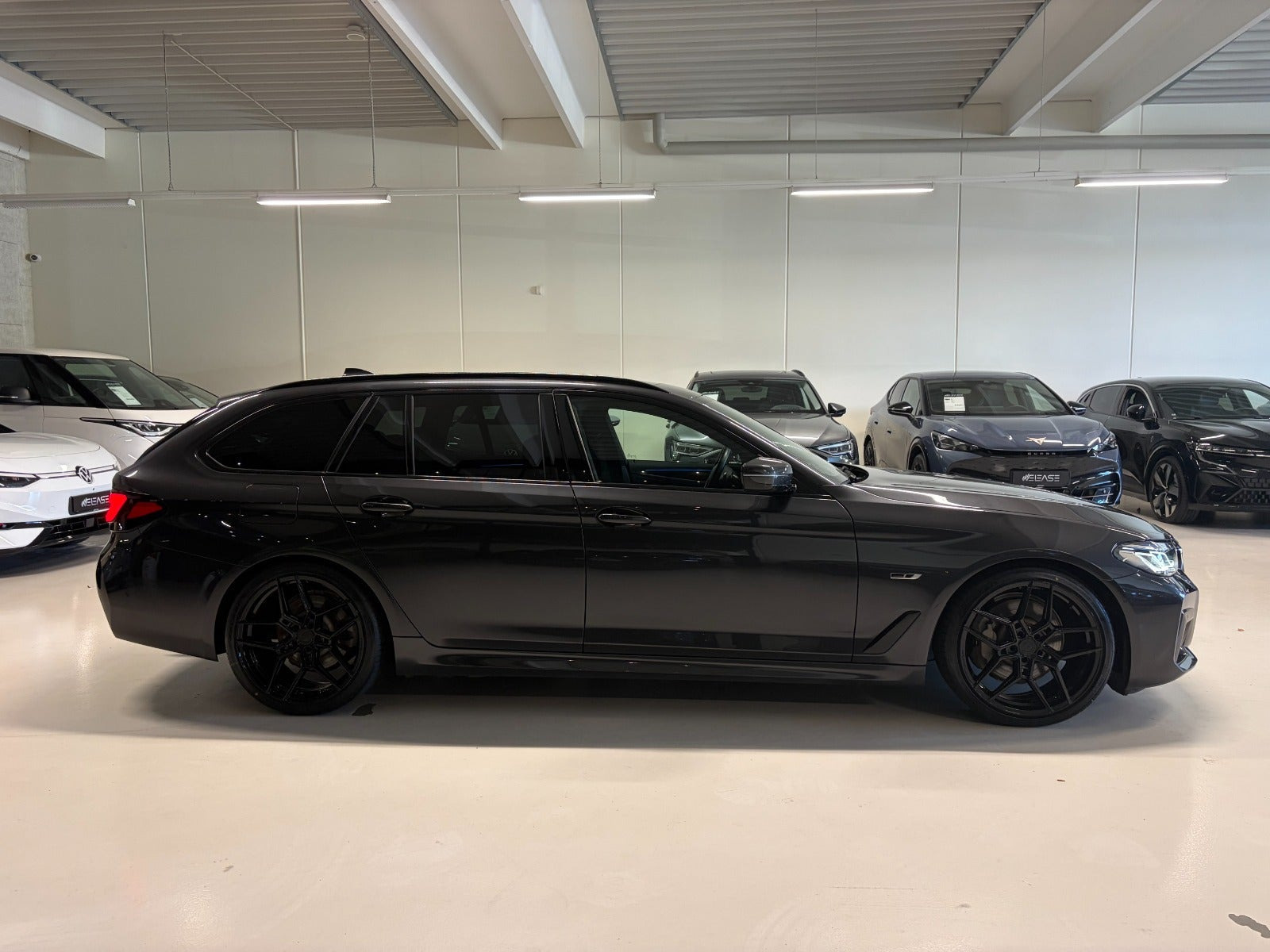 Grå BMW 530e fra 2021