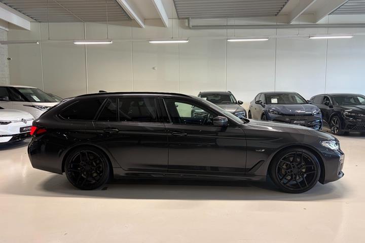 Grå BMW 530e fra 2021