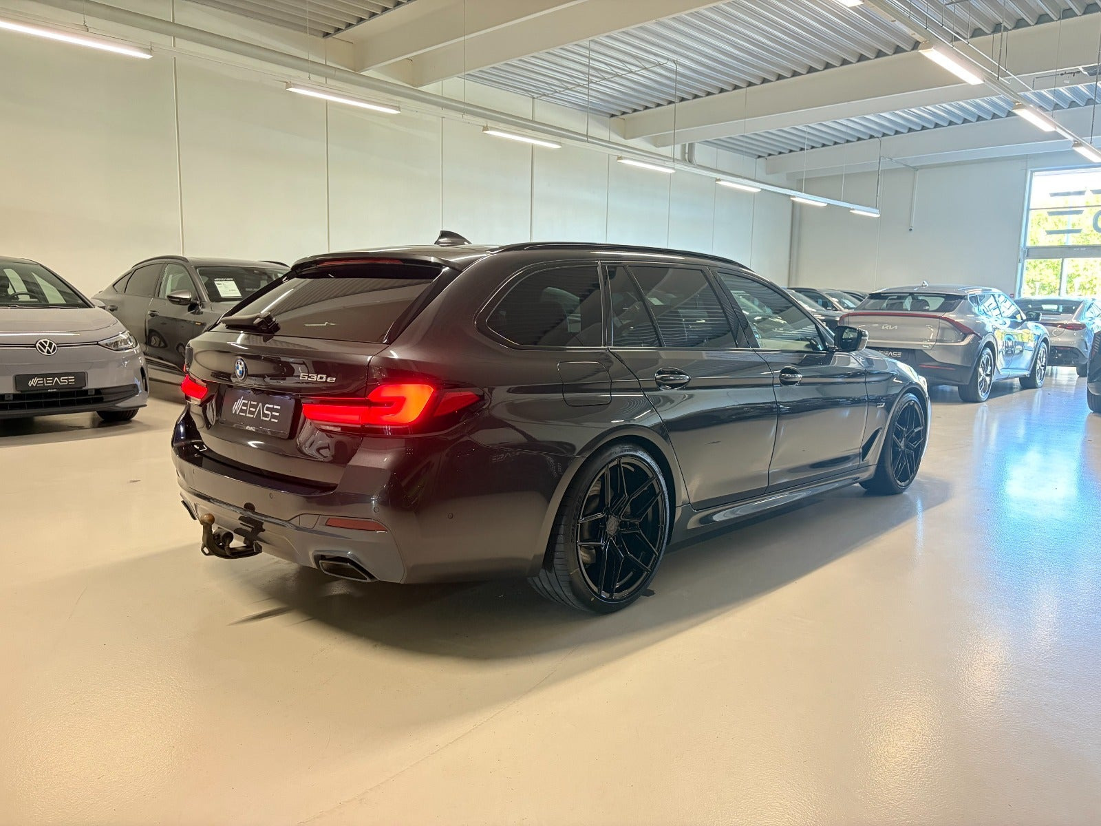 Grå BMW 530e fra 2021