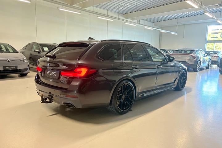 Grå BMW 530e fra 2021