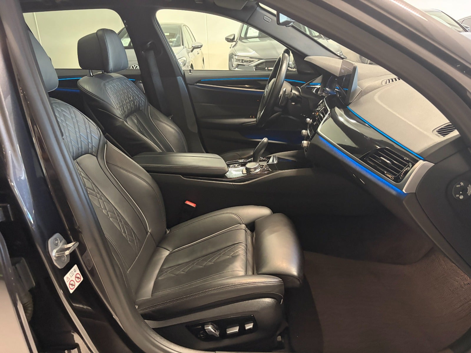 Grå BMW 530e fra 2021