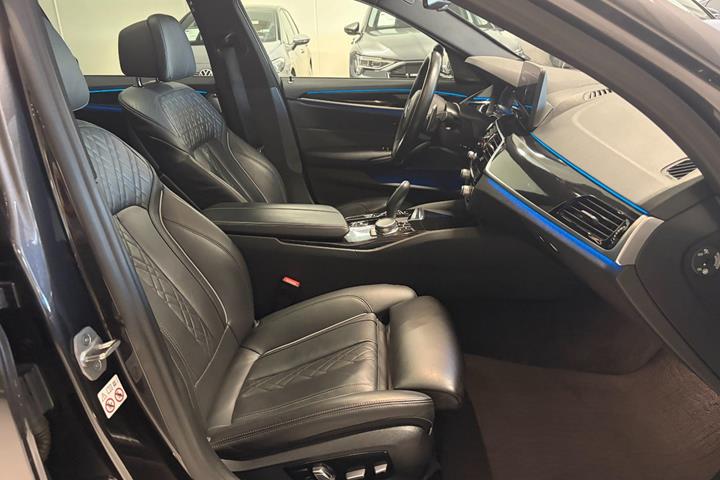 Grå BMW 530e fra 2021