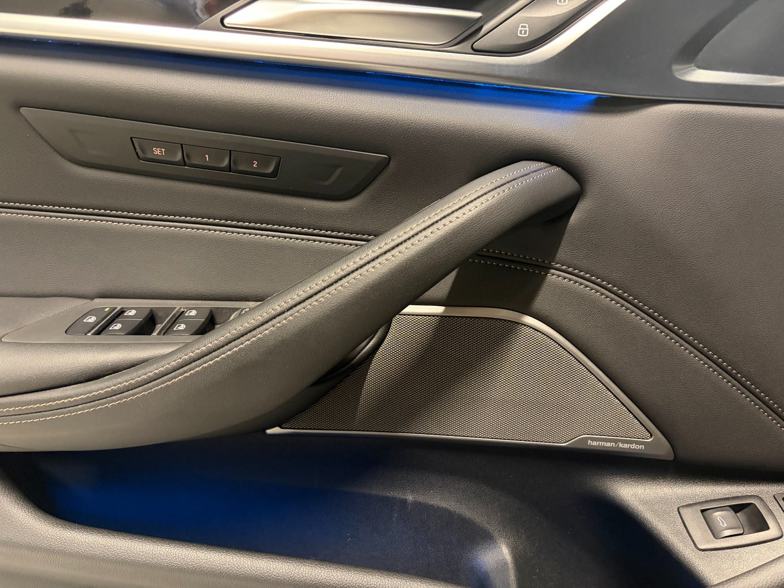 Grå BMW 530e fra 2021