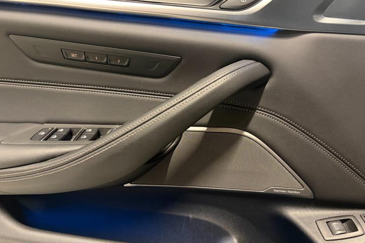 Grå BMW 530e fra 2021
