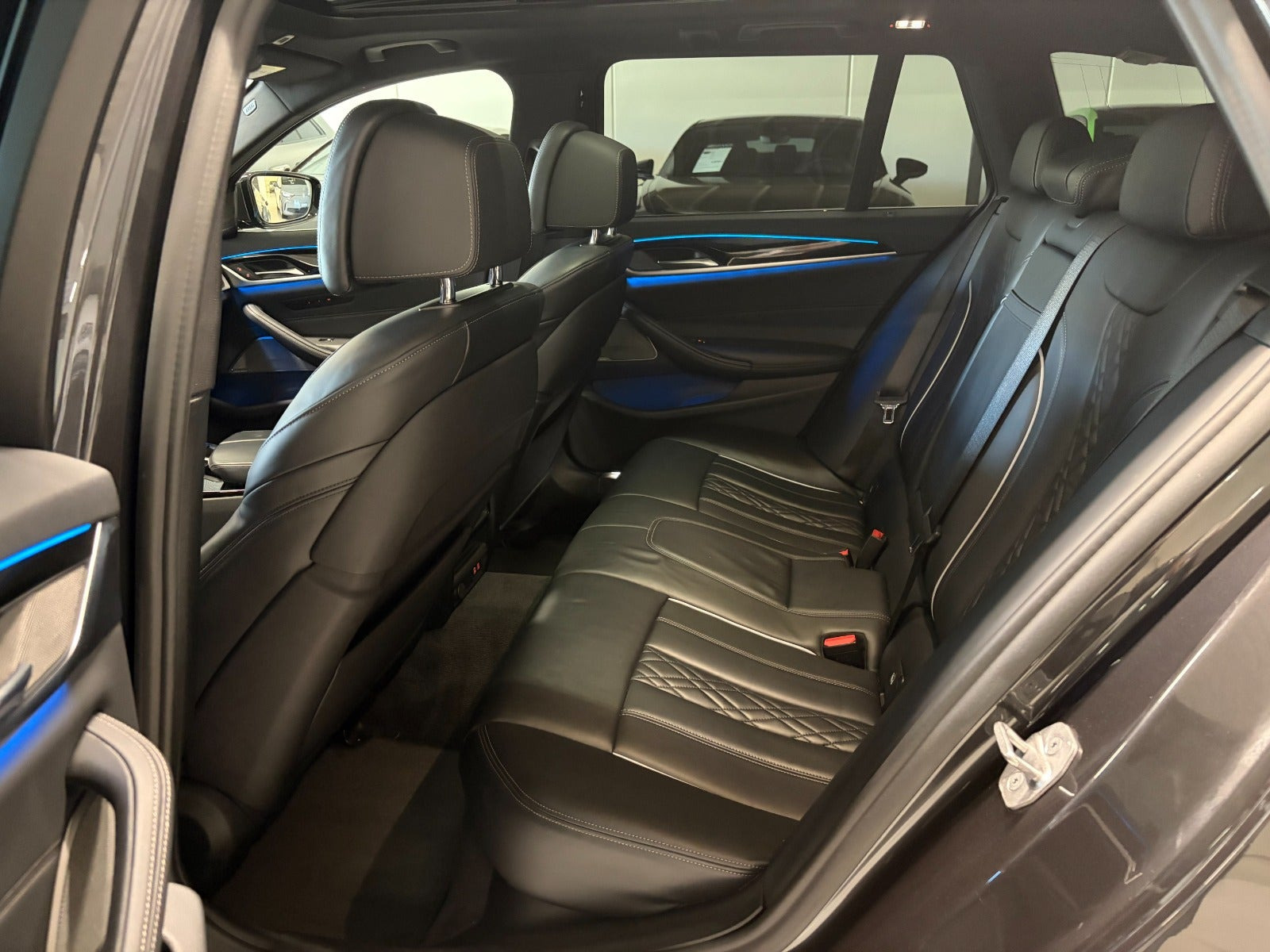 Grå BMW 530e fra 2021