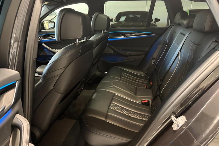 Grå BMW 530e fra 2021
