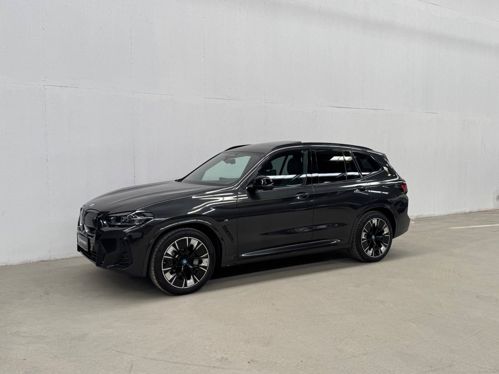 Grå BMW iX3 fra 2022