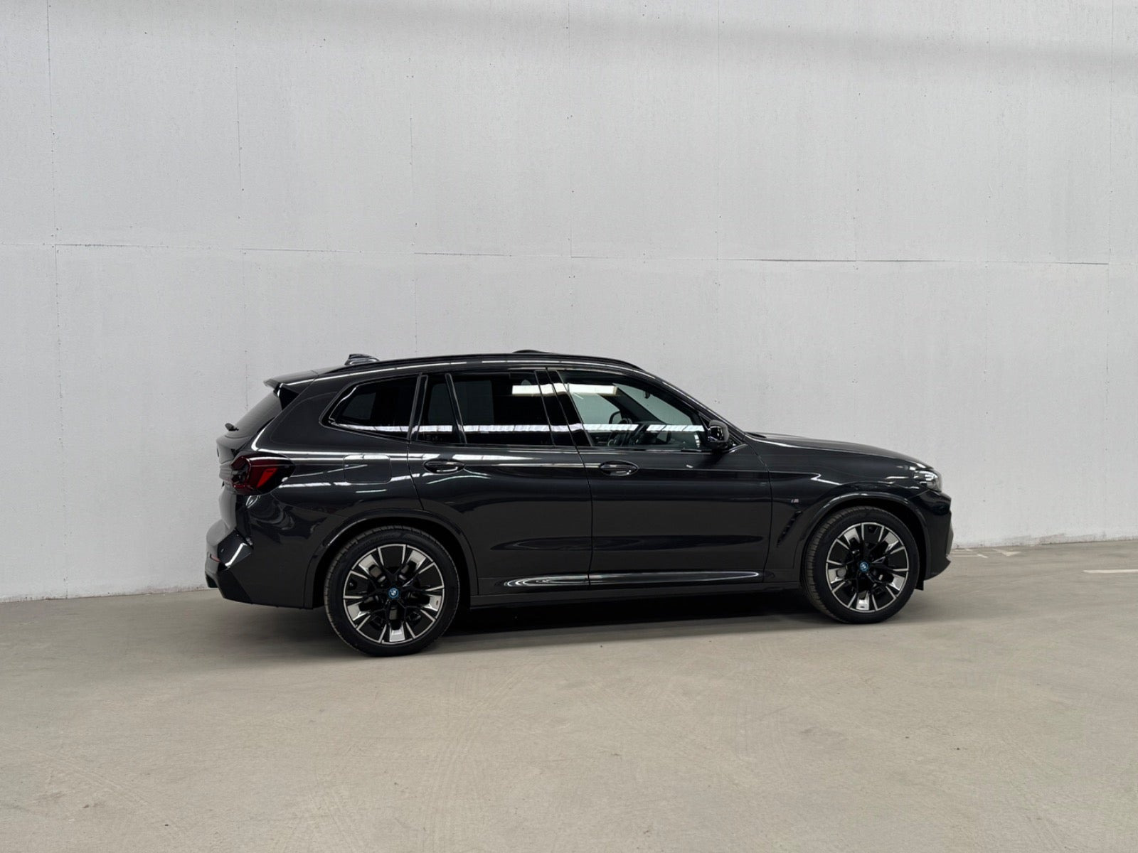 Grå BMW iX3 fra 2022