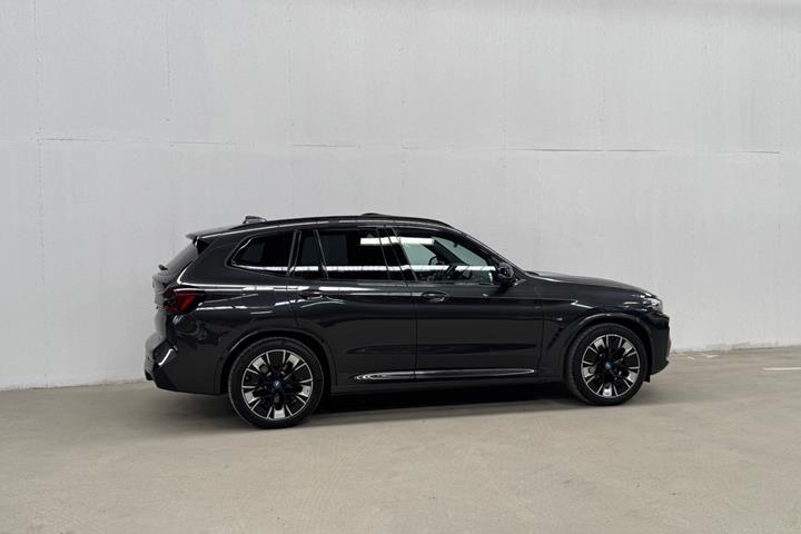 Grå BMW iX3 fra 2022