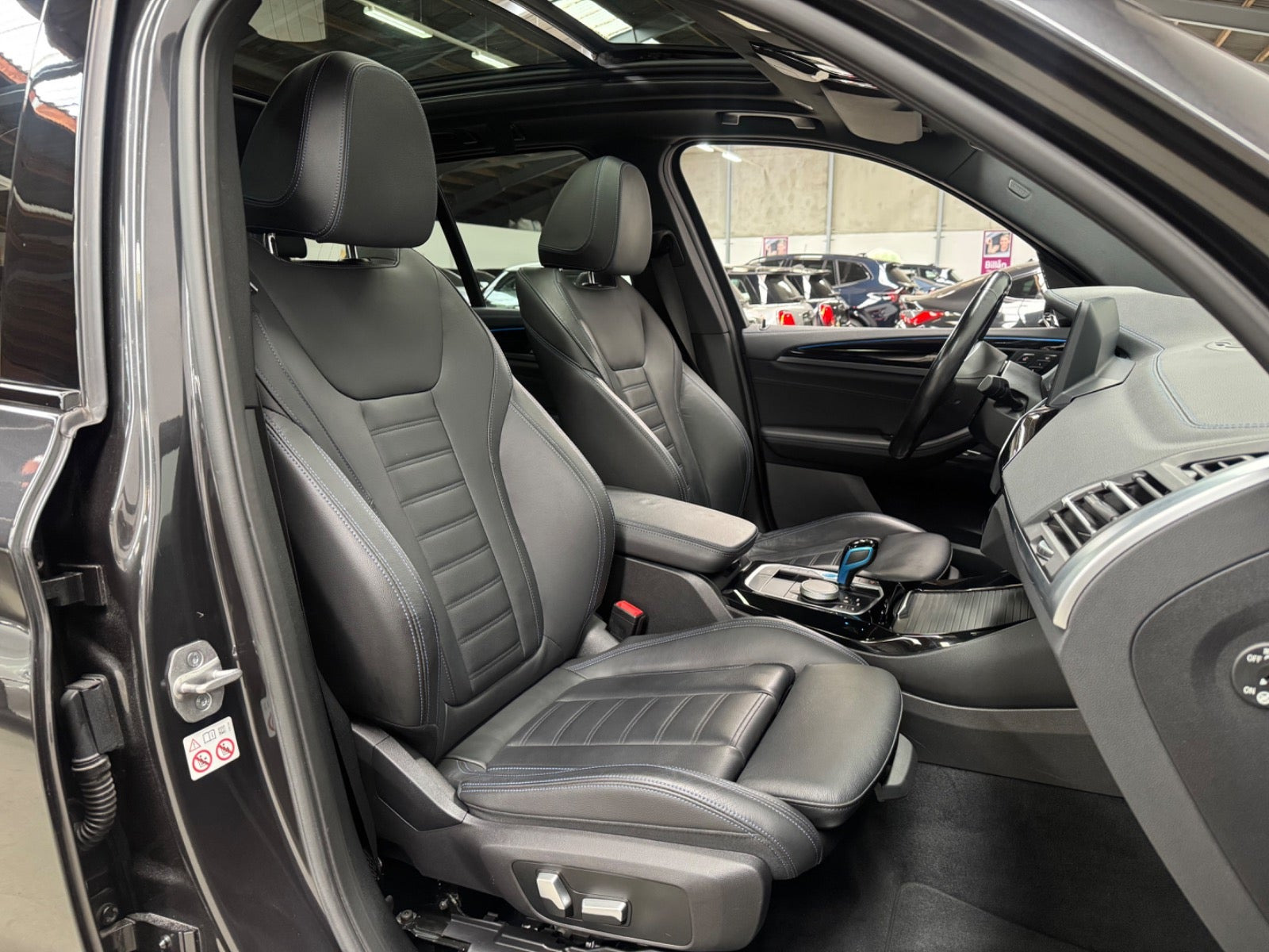 Grå BMW iX3 fra 2022