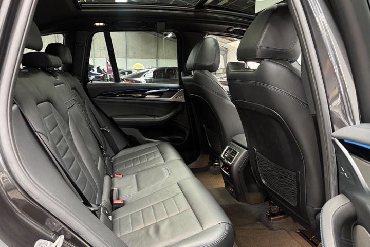 Grå BMW iX3 fra 2022