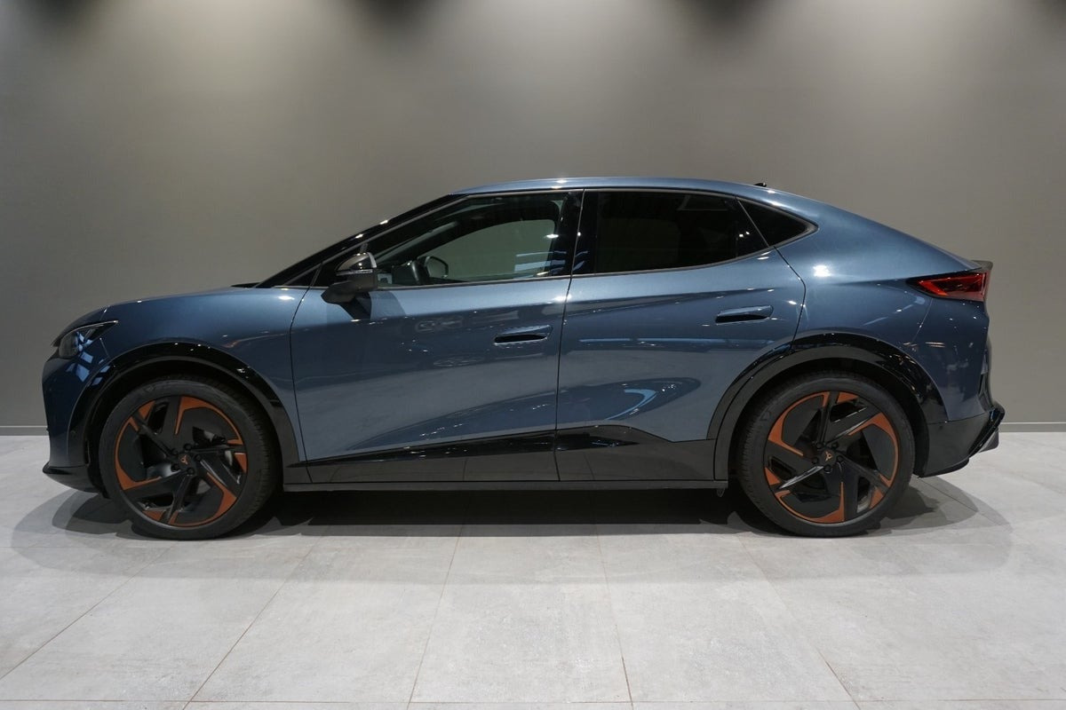 Blå Cupra Tavascan fra 2024
