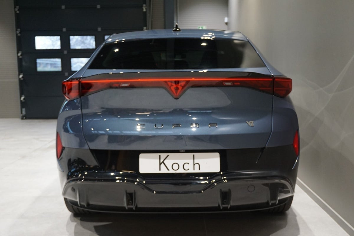 Blå Cupra Tavascan fra 2024