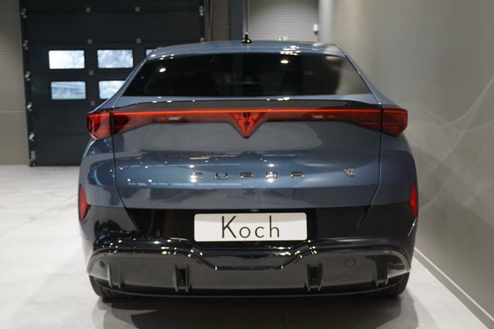 Blå Cupra Tavascan fra 2024