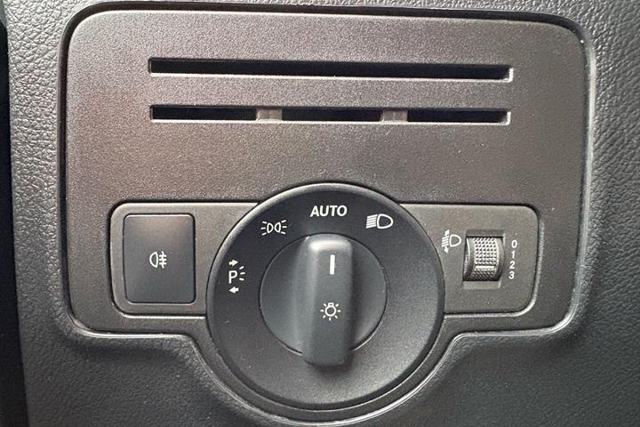 Sort Mercedes Vito 114 fra 2021