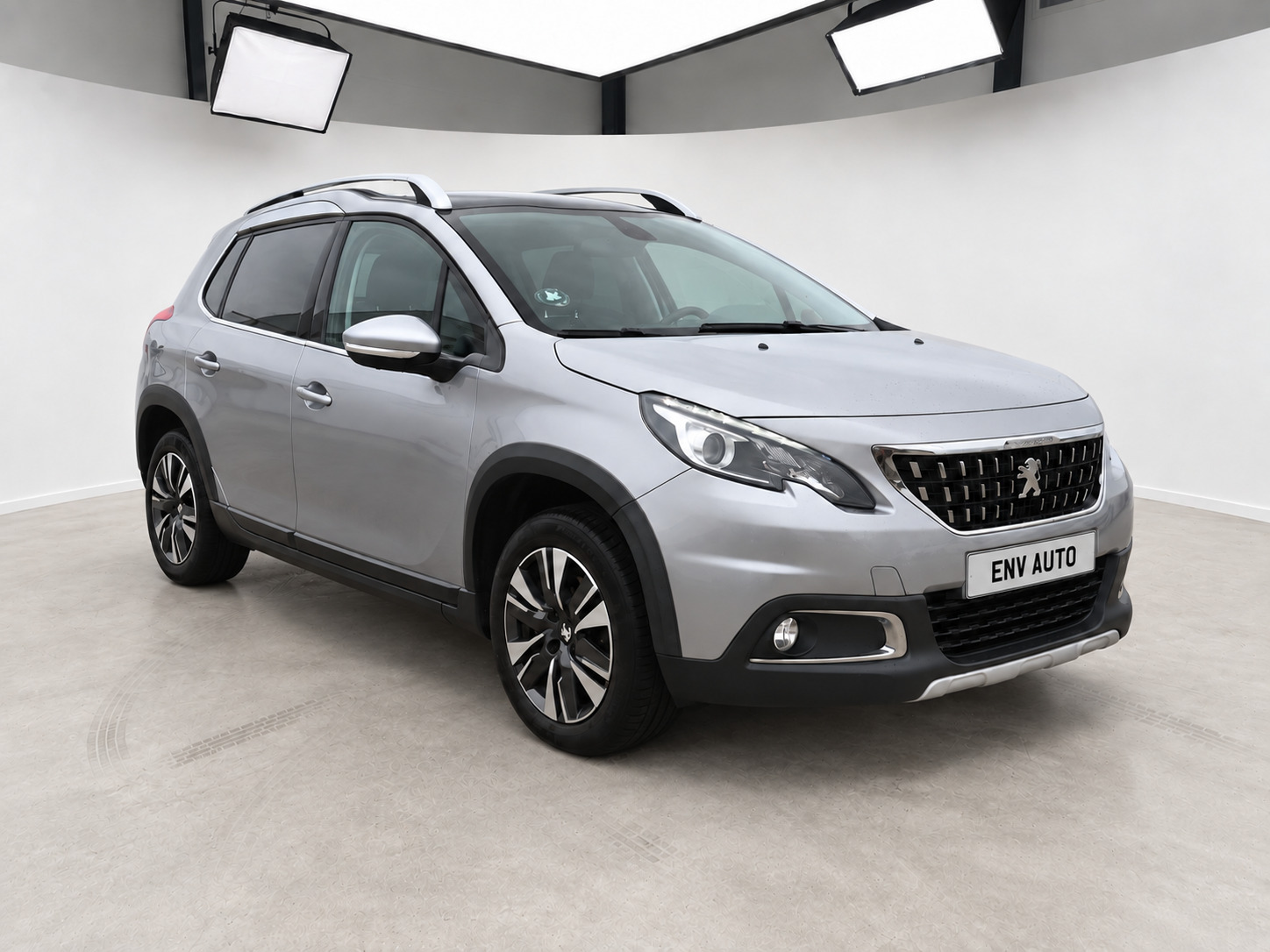 Grå Peugeot 2008 fra 2018