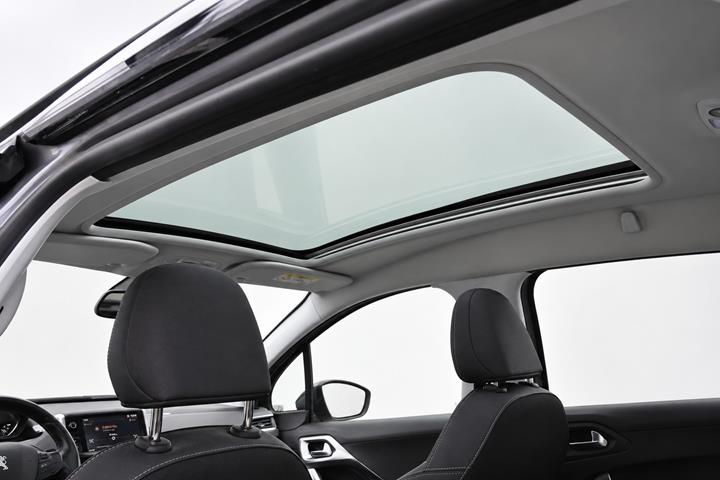 Grå Peugeot 2008 fra 2018