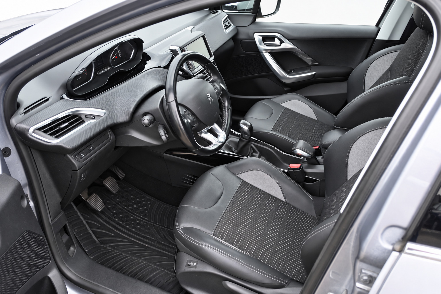 Grå Peugeot 2008 fra 2018