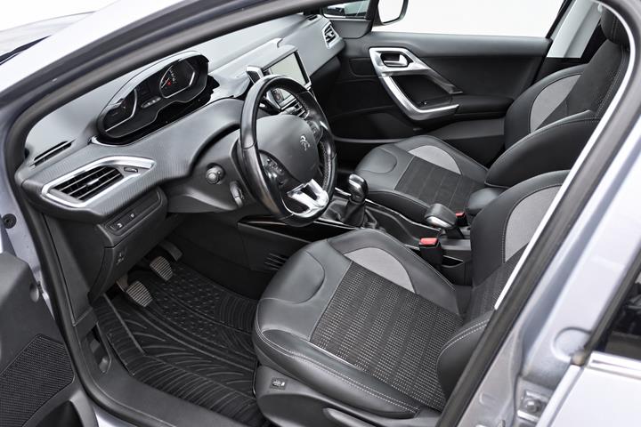 Grå Peugeot 2008 fra 2018
