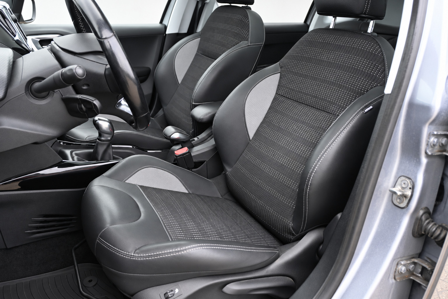 Grå Peugeot 2008 fra 2018