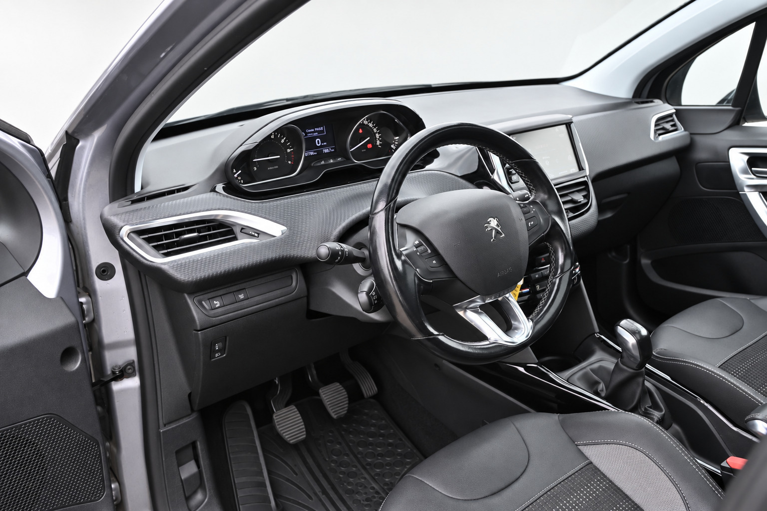 Grå Peugeot 2008 fra 2018