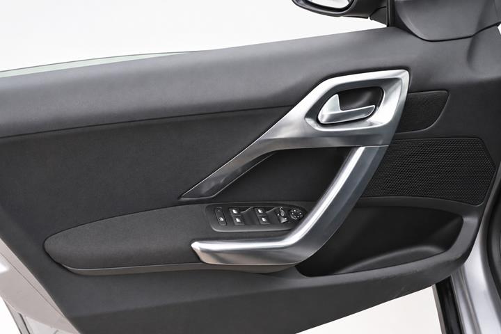 Grå Peugeot 2008 fra 2018